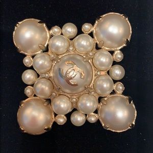 CHANEL Brooch, perfect condition. Worn once